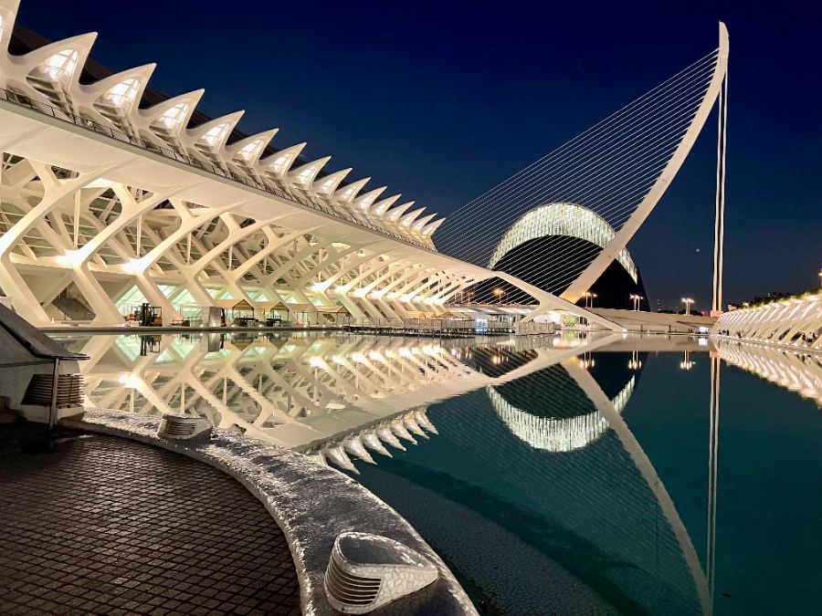 Arquitectura reflejada en el agua de noche