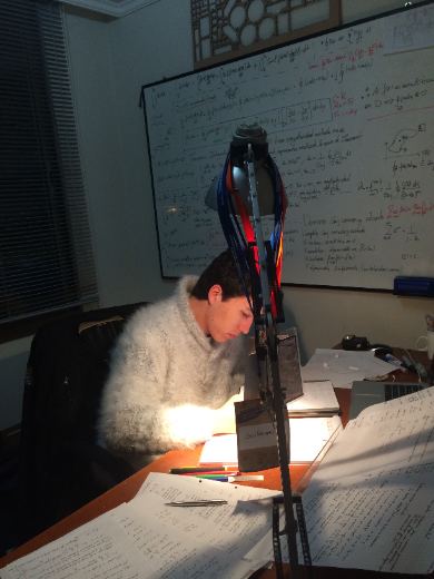 Estudiando de noche en el escritorio
