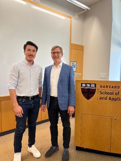 En Harvard Business School junto al fundador de la escuela de diseño de MIT
