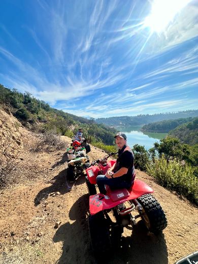 En quad sobre un mirador con vista a un lago