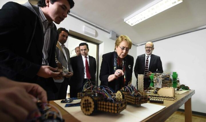 Presentando un kit de robótica educativa a la Presidenta Bachelet