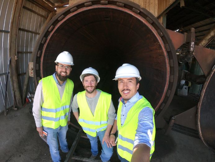 Con casco y chaleco en un túnel industrial