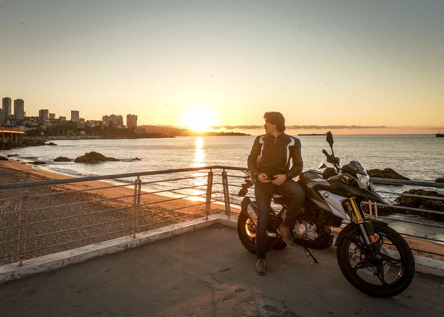 En moto frente al mar al atardecer