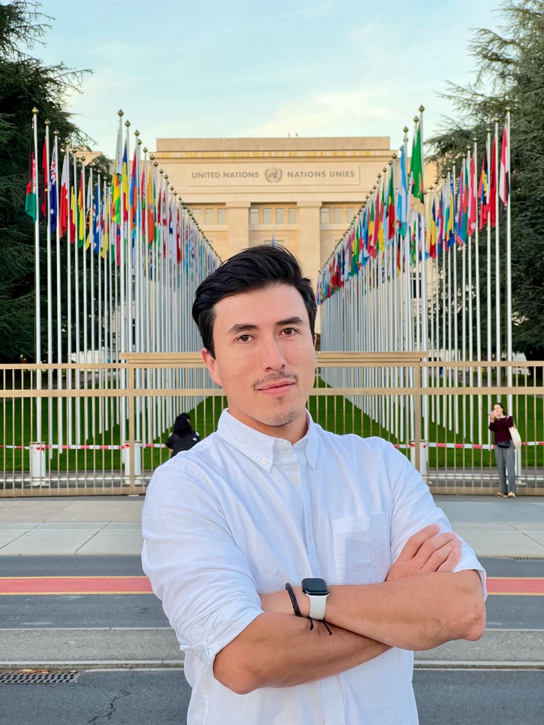 Guille Becerra frente al Palacio de las Naciones Unidas en Ginebra